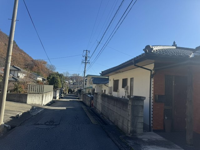 東内戸建中古の前面道路含む現地写真