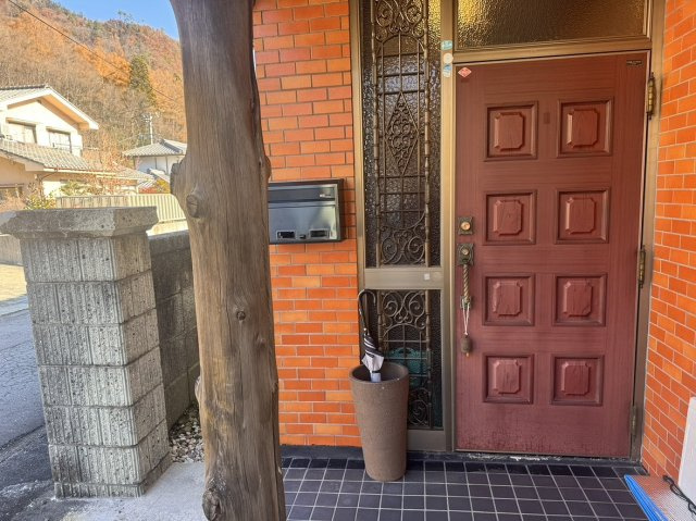 東内戸建中古の玄関