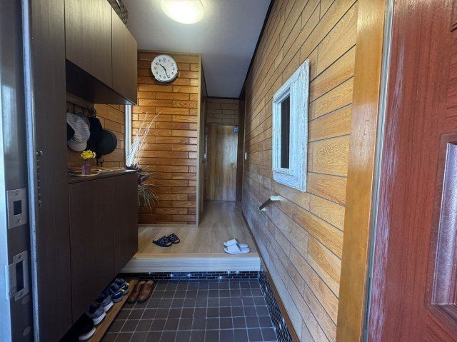 東内戸建中古の玄関