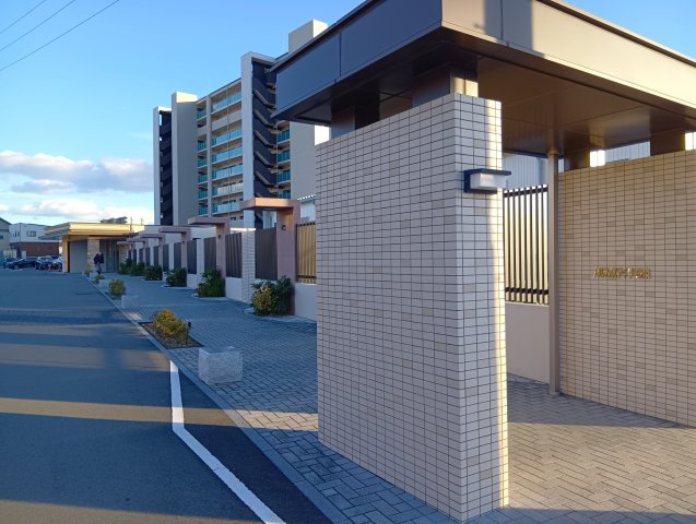 アルファステイツ長泉　駿東郡長泉町上土狩の外観|エントランスまで車道と歩道に分かれているので、お子さん連れでも安心です。