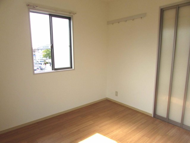 グランデソーニョB棟の洋室|小窓つきます。