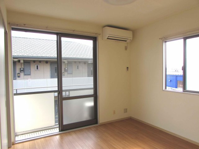 グランデソーニョB棟の居間・リビング|明るい室内