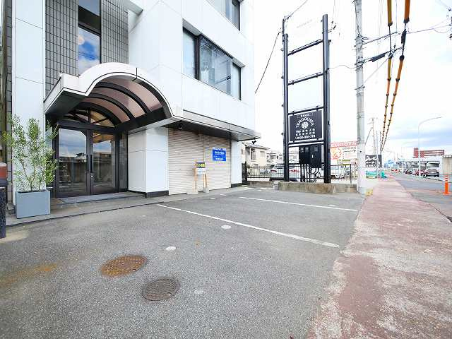 M-BLDの駐車場