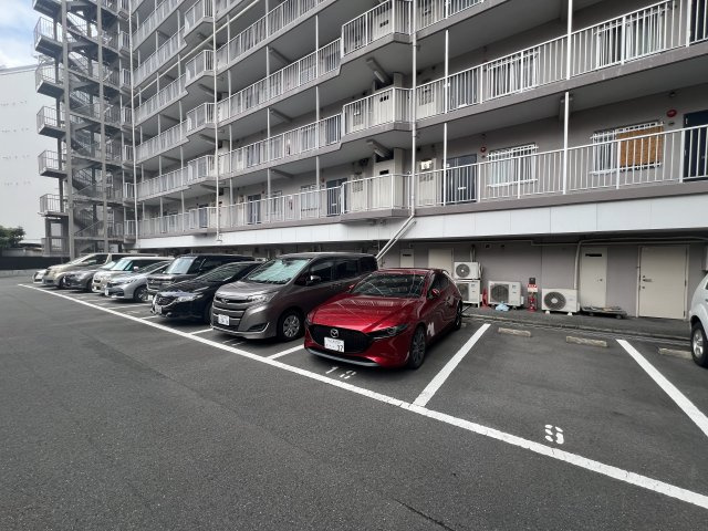 シャルム京橋の駐車場