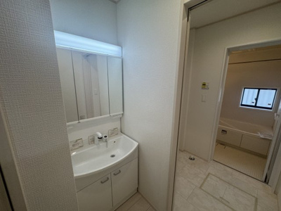 【独立洗面台】 | 与那原町与那原（全9棟）D号棟 | Ｄ号棟　三面鏡付き洗髪洗面化粧台♪