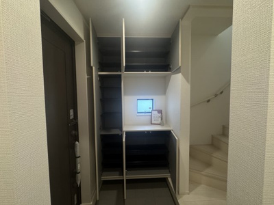 【玄関】 | 与那原町与那原（全9棟）D号棟 | Ｄ号棟　十分な収納付き玄関♪SIC付き♪