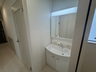 【独立洗面台】 | 与那原町与那原（全9棟）D号棟 | Ｄ号棟　三面鏡付き洗髪洗面化粧台♪