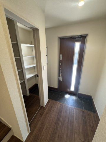 【玄関】 | リーブルガーデン．S　熊谷万平町第３　 | １号棟現地玄関（2026年02月28日）撮影