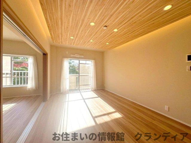 十條草加マンション　B棟の居間・リビング|ドキドキの新生活も、安心してスタート。ぴったりの住まいを見つけませんか？クランディアが一緒に住まい選びをサポートします‼　まずは、お気軽にお問合せください　＃クランディア