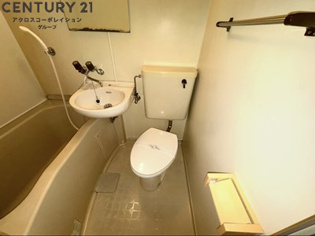 浴室内にトイレがあります☆
