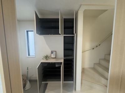 【玄関】 | 与那原町与那原（全9棟）E号棟 | E号棟　十分な収納付き玄関♪