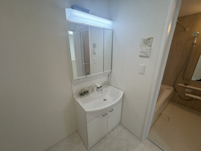 【独立洗面台】 | 与那原町与那原（全9棟）E号棟 | E号棟　三面鏡付き洗髪洗面化粧台♪