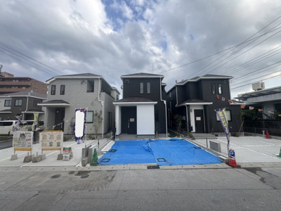 【外観】 | 与那原町与那原（全9棟）E号棟 | E号棟　並列駐車3台可♪