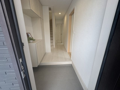 【玄関】 | 与那原町与那原（全9棟）E号棟 | E号棟　十分な収納付き玄関♪