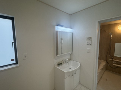 【独立洗面台】 | 与那原町与那原（全9棟）E号棟 | E号棟　三面鏡付き洗髪洗面化粧台♪