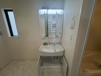 【独立洗面台】 | 与那原町与那原（全9棟）E号棟 | E号棟　三面鏡付き洗髪洗面化粧台♪