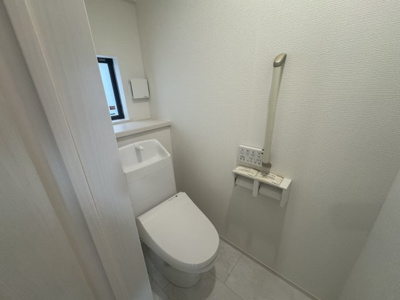 【トイレ】 | 与那原町与那原（全9棟）E号棟 | E号棟　温水洗浄便座♪