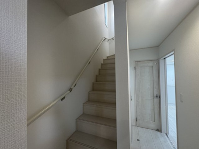 【内装】 | 与那原町与那原（全9棟）E号棟 | E号棟　手すり付き階段♪