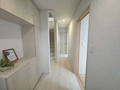 【玄関】 | 与那原町与那原（全9棟）E号棟 | E号棟　十分な収納付き玄関♪