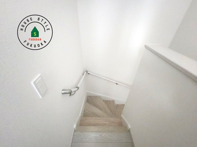 大野城市山田2丁目第1-2棟（1号棟）の内装|階段からも明るい光が入ります。採光や通風も階段の重要な役割です。