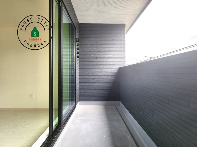 大野城市山田2丁目第1-2棟（1号棟）のバルコニー|風をしっかりと感じられるバルコニーでは、毎日が洗濯日和です。広々としているので洗濯も楽しくなるでしょうし、気分転換にバルコニーからの眺めを楽しむのもいいでしょう。