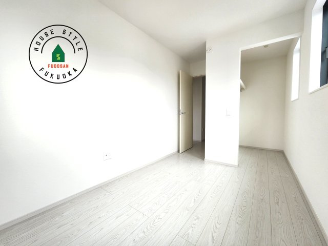 大野城市山田2丁目第1-2棟（1号棟）の子供部屋|柔らかい陽光が差し込む明るいお部屋を演出する設計。彩光の取れる窓が気持ちの良いお部屋を創り上げます。