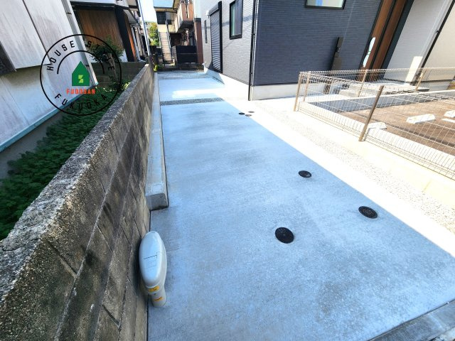 大野城市山田2丁目第1-2棟（1号棟）の駐車場|広々した駐車場になります。3台並列駐車となります。