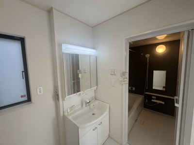 【独立洗面台】 | 与那原町与那原（全9棟）F号棟 | F号棟　三面鏡付き洗髪洗面化粧台♪