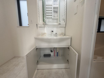 【独立洗面台】 | 与那原町与那原（全9棟）F号棟 | F号棟　三面鏡付き洗髪洗面化粧台♪