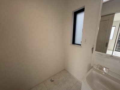 【ランドリースペース】 | 与那原町与那原（全9棟）F号棟 | F号棟　洗濯機置き場♪