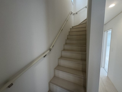 【内装】 | 与那原町与那原（全9棟）F号棟 | F号棟　手すり付き階段♪