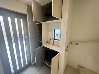 【玄関】 | 与那原町与那原（全9棟）F号棟 | F号棟　十分な収納付き玄関♪