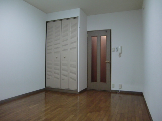 シャトラン弓木三番館の居間・リビング