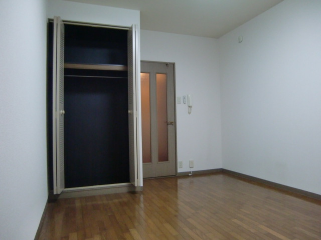 シャトラン弓木三番館の居間・リビング