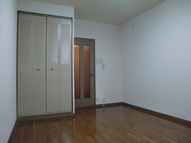 シャトラン弓木三番館の居間・リビング