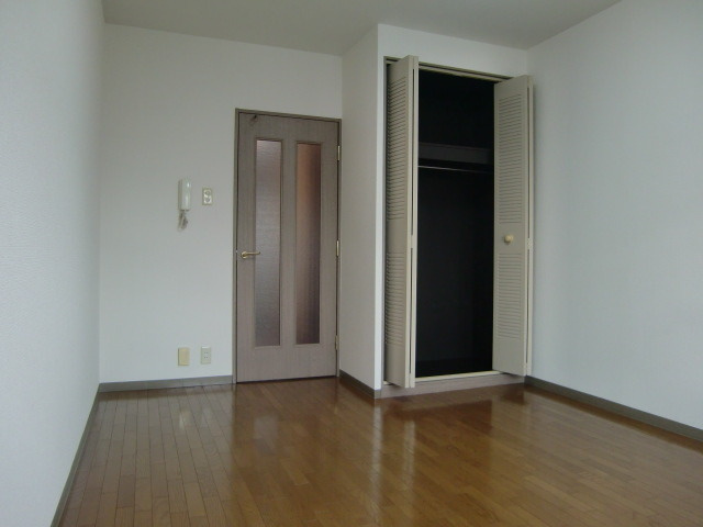 シャトラン弓木三番館の居間・リビング