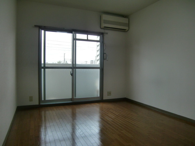 シャトラン弓木三番館の居間・リビング