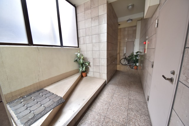 IDビルのエントランス