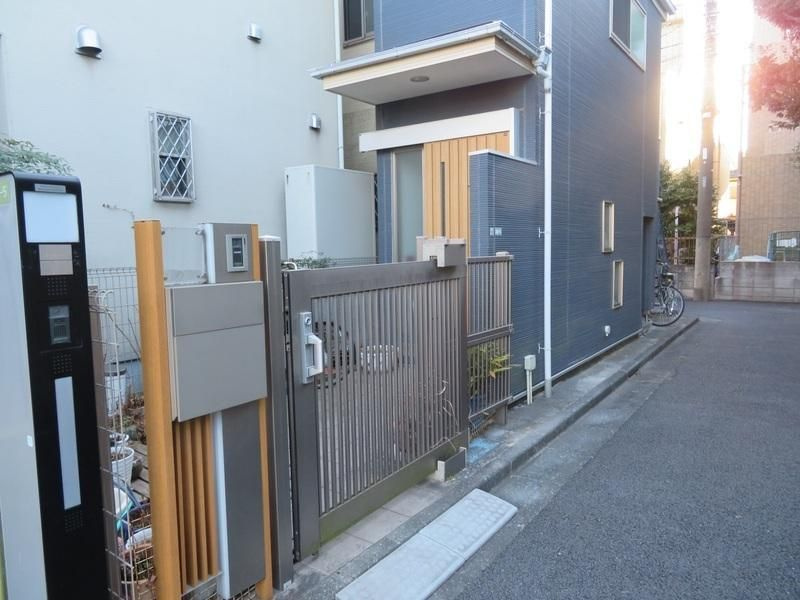 世田谷区南烏山5丁目　中古戸建の前面道路含む現地写真|現地写真

現地ご見学希望・資料請求などお気軽にお問い合わせ下さい！
03-5990-5201