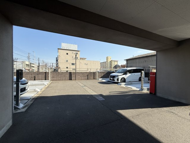 ファミリアーレ西味鋺の駐車場