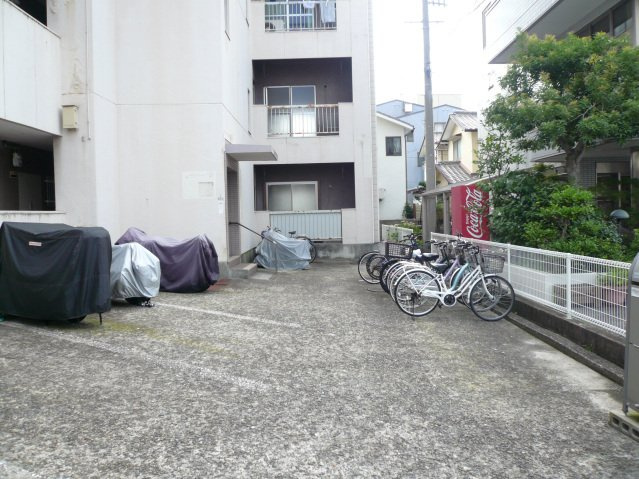 長谷コーポの駐車場