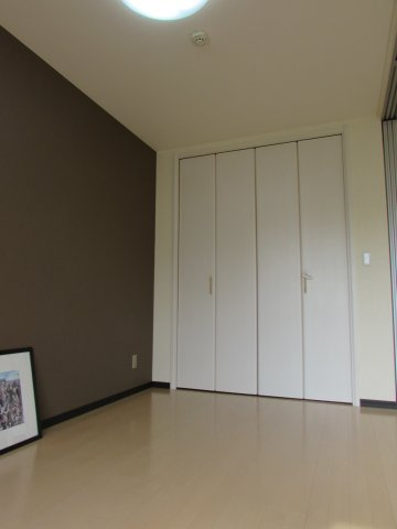 ルーチェビアンカの居間・リビング|洋室のクローゼットです。