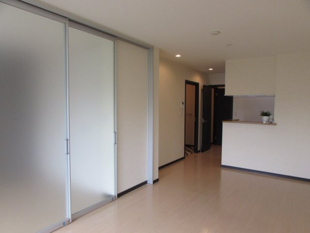 ルーチェビアンカの居間・リビング|仕切りを開けると洋室とつなげて利用できます