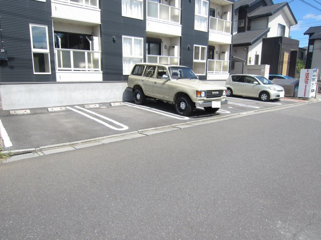 ルーチェビアンカの駐車場|敷地内駐車場1台付き、車をお持ちの方に嬉しい駐車場付きの物件です