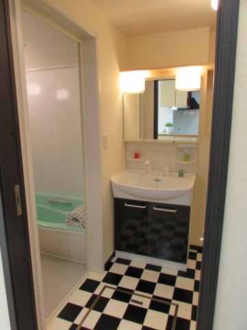 ルーチェビアンカの独立洗面台|三面鏡シャンプードレッサー