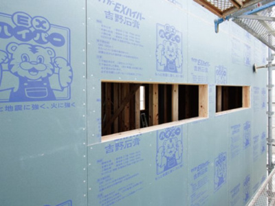 【構造・工法・仕様】 | 耐力面材として使用する耐震ボード「タイガーEXハイパー」。高強度、防耐火、軽量、優れた透湿性、高耐久、ゼロアスベスト、低ホルムアルデヒドなど、多彩な特長を備えています。