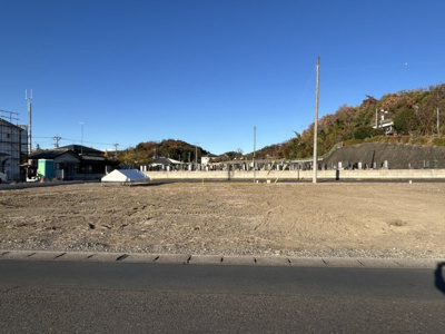 【前面道路含む現地写真】 | 【八幡町第2期　現地外観】
※令和7年11月時点
