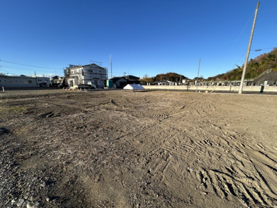 【前面道路含む現地写真】 | 【八幡町第2期　現地外観】
※令和7年11月時点