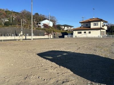 【前面道路含む現地写真】 | 【八幡町第2期　現地外観】
※令和7年11月時点