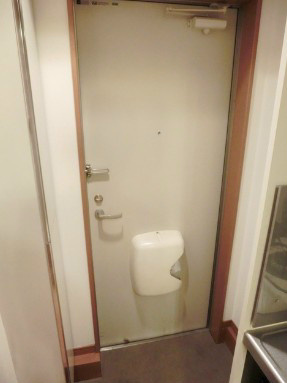 杉並区高円寺南２丁目のアパートの玄関